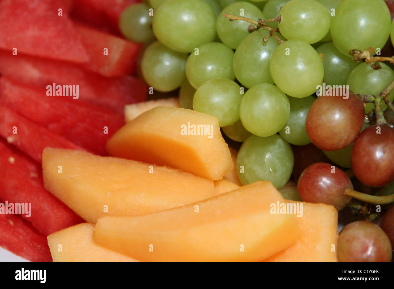 Plato de frutas melón rebanada de sandía uva Foto de stock