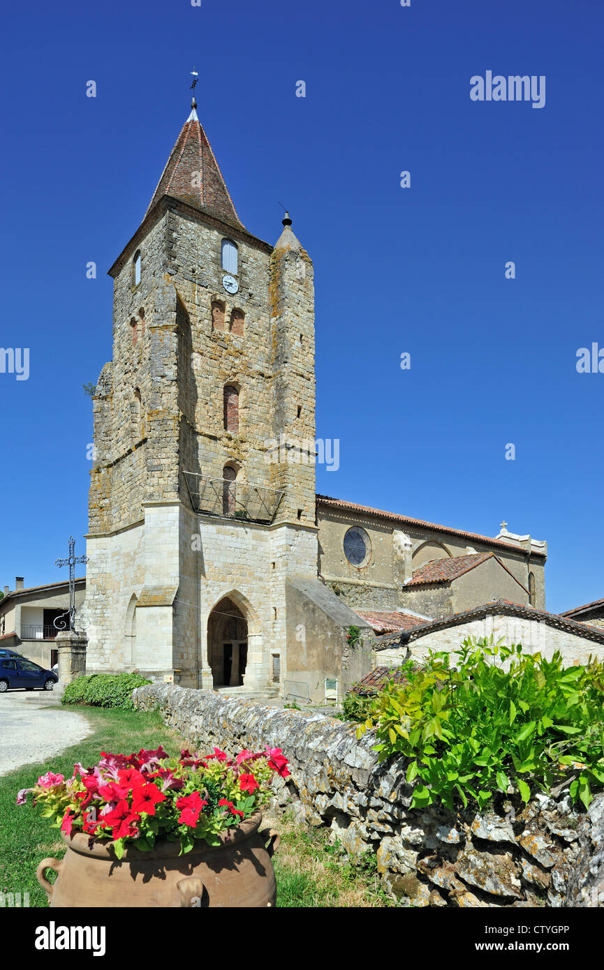 La iglesia de San Miguel / Église Saint-Michel de Lavardens en Midi-Pyrénées, Pirineos, Francia Foto de stock