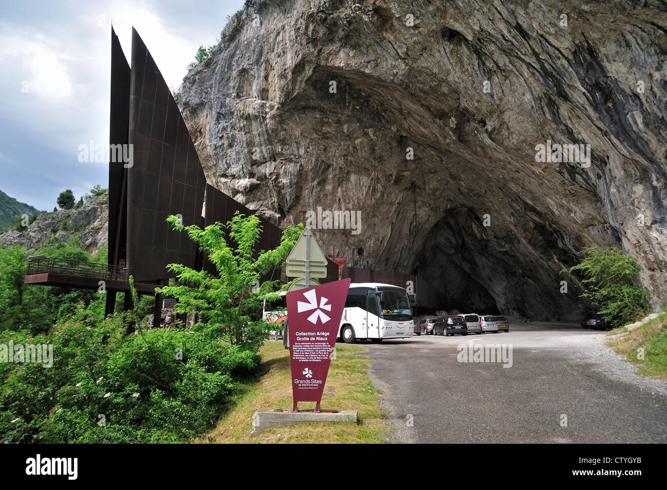 Entrada de la cueva de Niaux, famoso por sus pinturas rupestres de época Magdaleniense, Midi-Pyrénées, Pirineos, Francia Foto de stock
