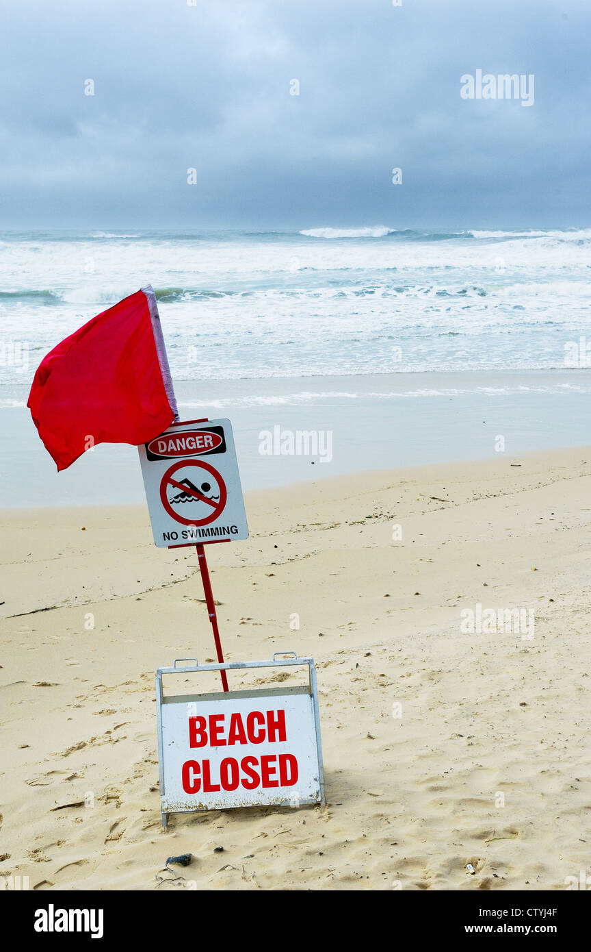 Una bandera roja de advertencia en Coolum Beach en Queensland, Australia. Foto de stock