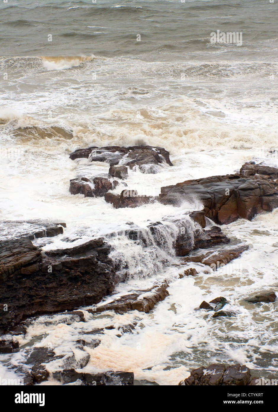 Lavado del mar sobre las rocas en la costa de Queensland Foto de stock