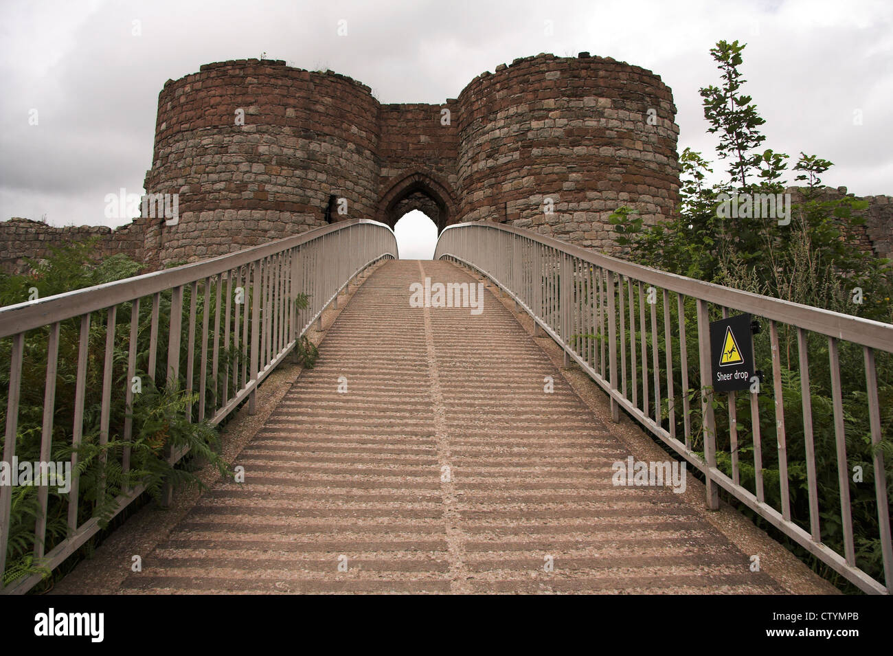 Las ruinas del castillo, puente al interior de la sala, en Beeston Castle, Cheshire, Reino Unido Foto de stock