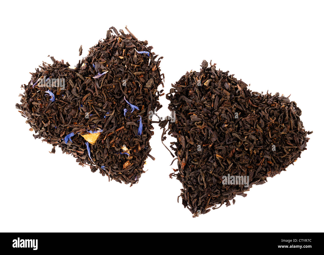Earl Grey y Lady Grey Negros Aflojan las hojas de té en forma de corazón, aislado en blanco Foto de stock