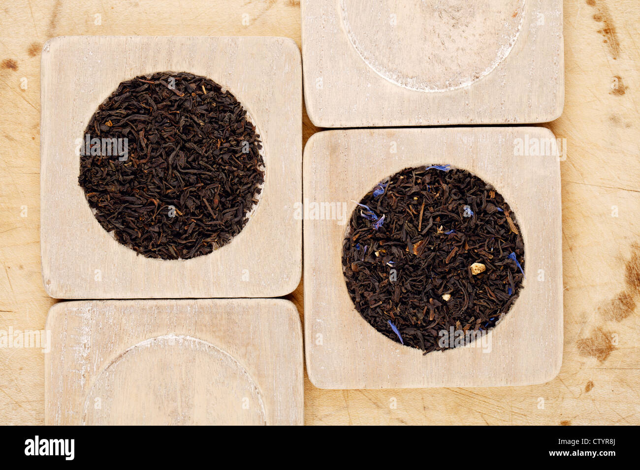 Earl Grey y Lady Grey Negros Aflojan las hojas de té en madera Foto de stock