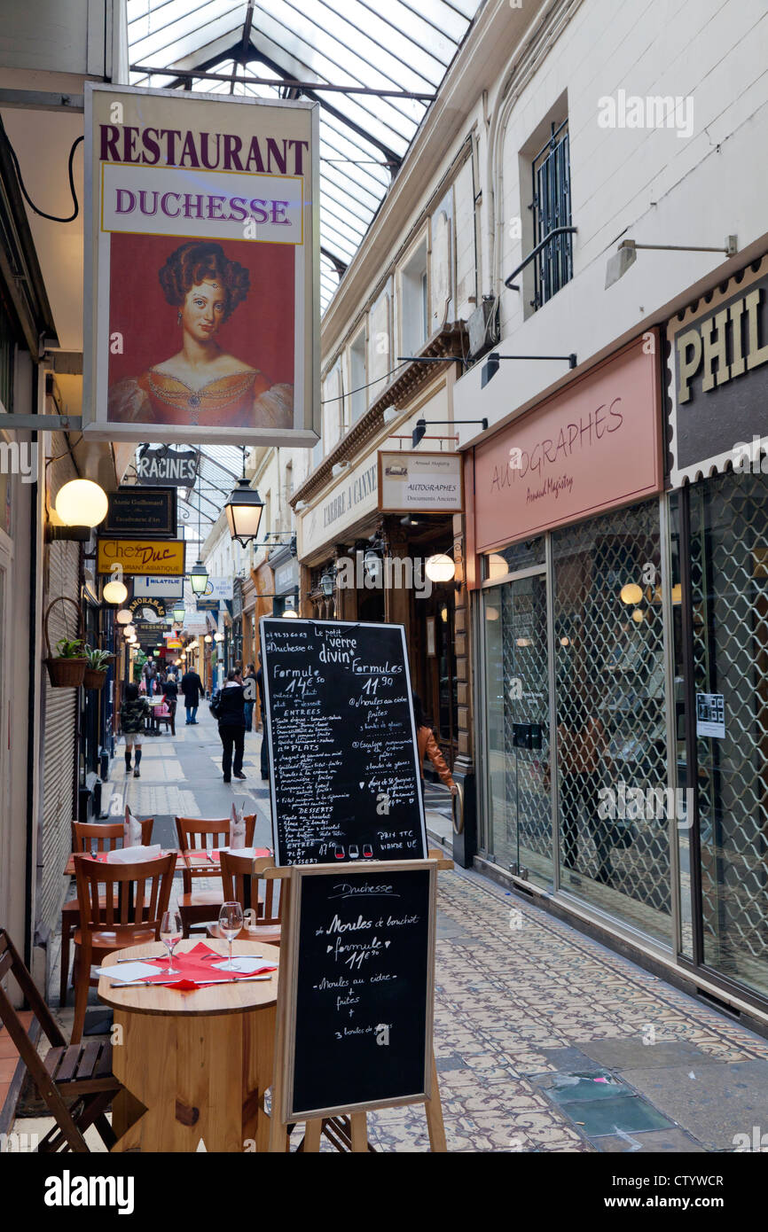 Firmar por el restaurante Duchesse en el pasaje des Panoramas, París, Francia Foto de stock