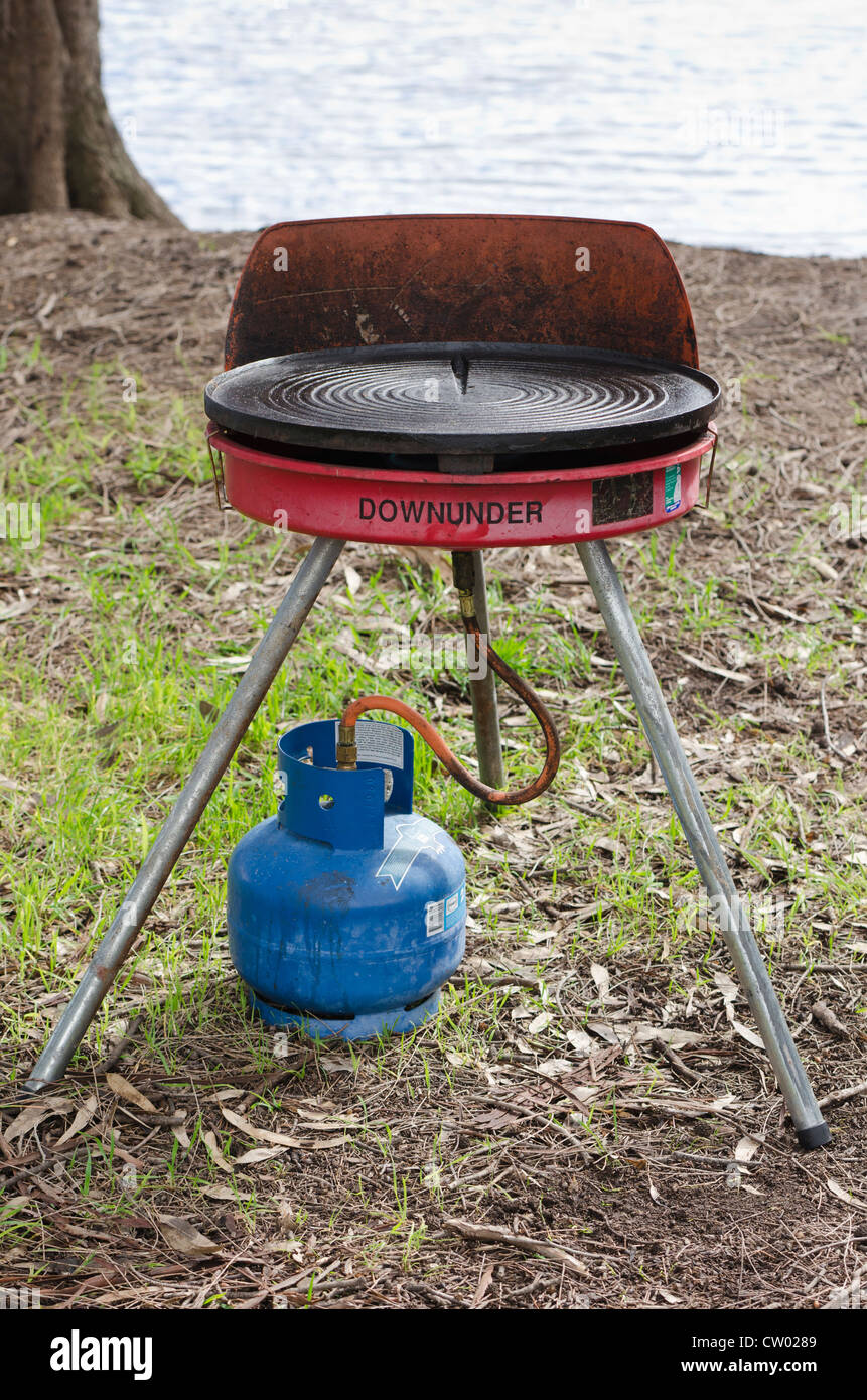 Barbacoa portátil conectado a un cilindro de gas fuera de Australia en el Bush Foto de stock