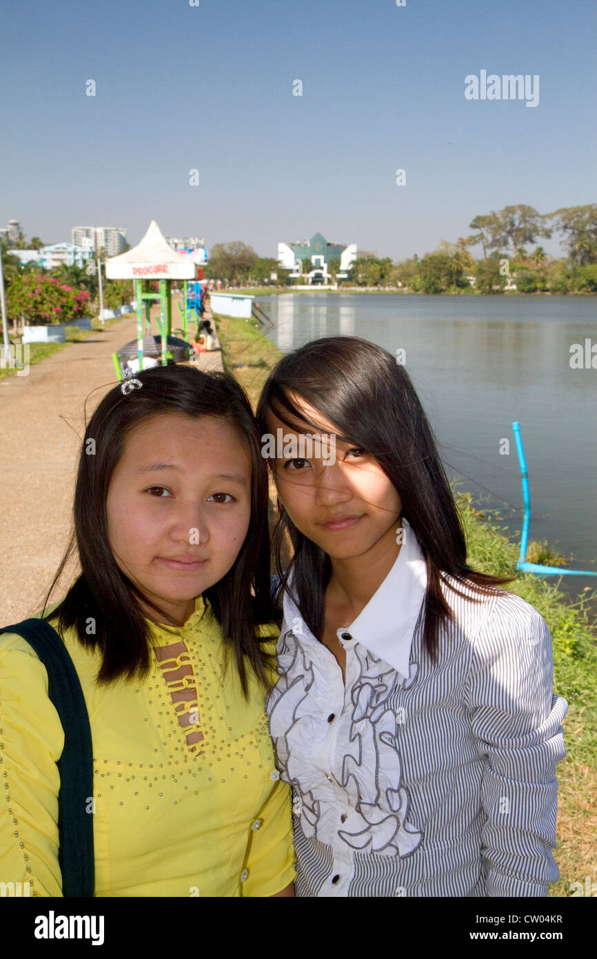 Los jóvenes birmanos en El Inya Lake en Yangon (Rangún), Myanmar (Birmania). Foto de stock