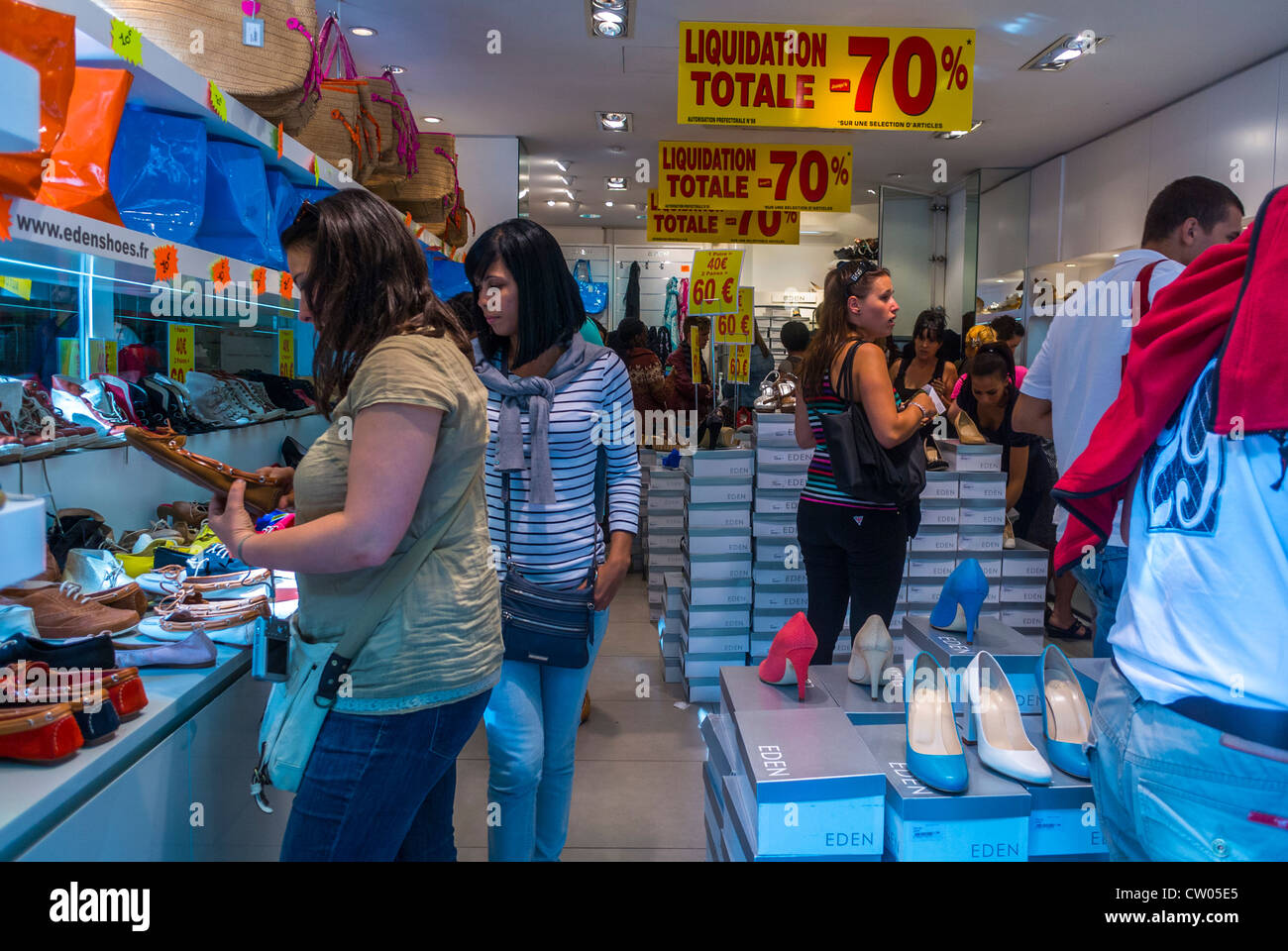París, Francia, Tiendas de chicas adolescentes francesas, Tienda de zapatos  para mujer interior, Ventas, En la Avenida de los Campos Elíseos, Estilo de  vida francés auténtico, moda rápida Fotografía de stock -