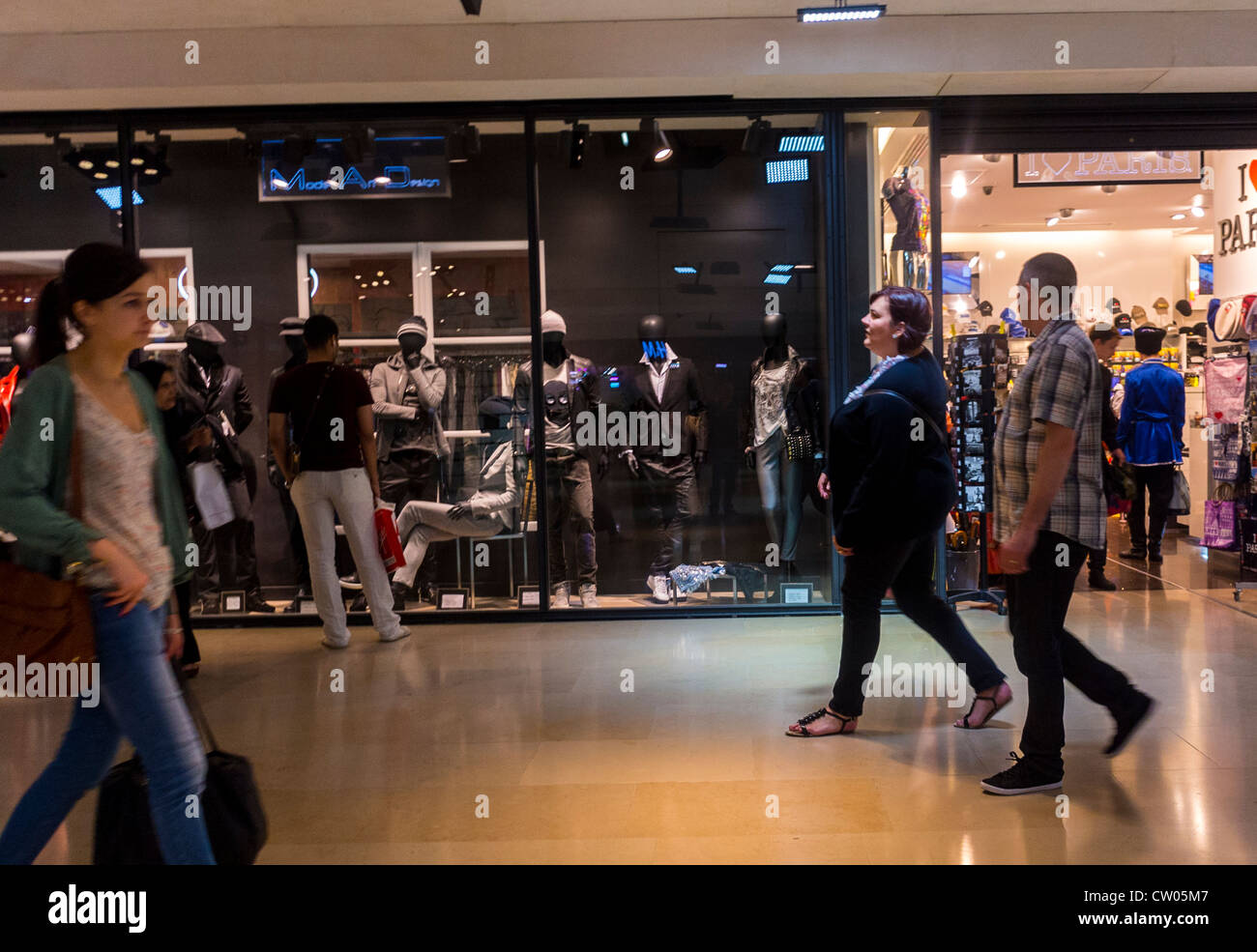 París, Francia, la gente de compras en el centro comercial, Galería, en la  avenida de los Campos Elíseos, tienda de ropa de hombre escaparate,  maniquíes de moda, hombres y mujeres Fotografía de