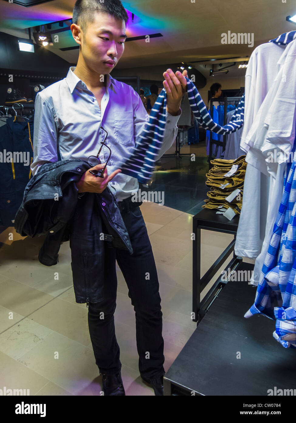 Paris, Francia, Hombre Chino, Compras, en H & M Tienda de ropa, ropa para  hombre, moda rápida Fotografía de stock - Alamy