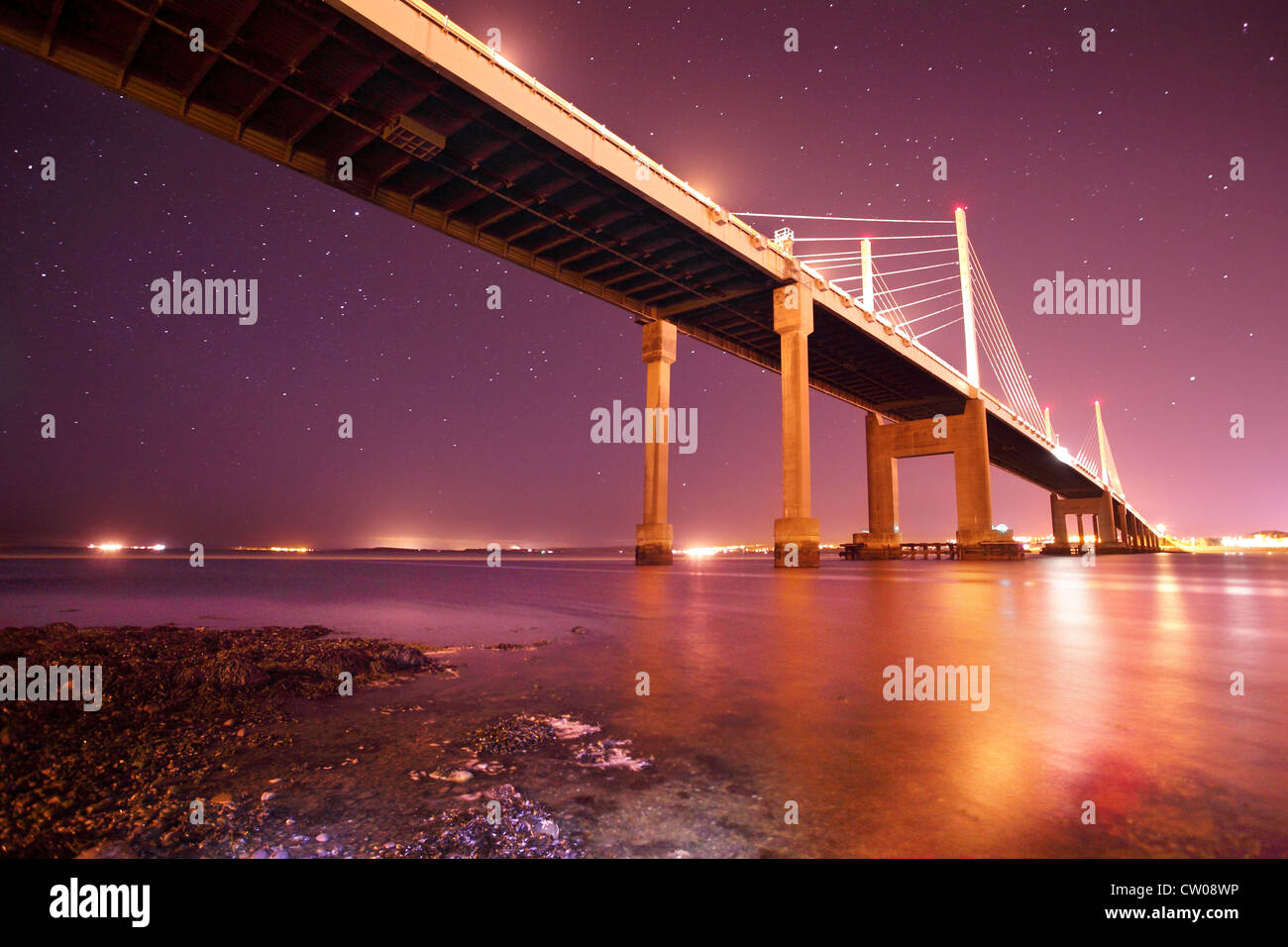 Noche llena de estrellas cruzando el puente Kessock Moray Firth y Highland Escocia Foto de stock