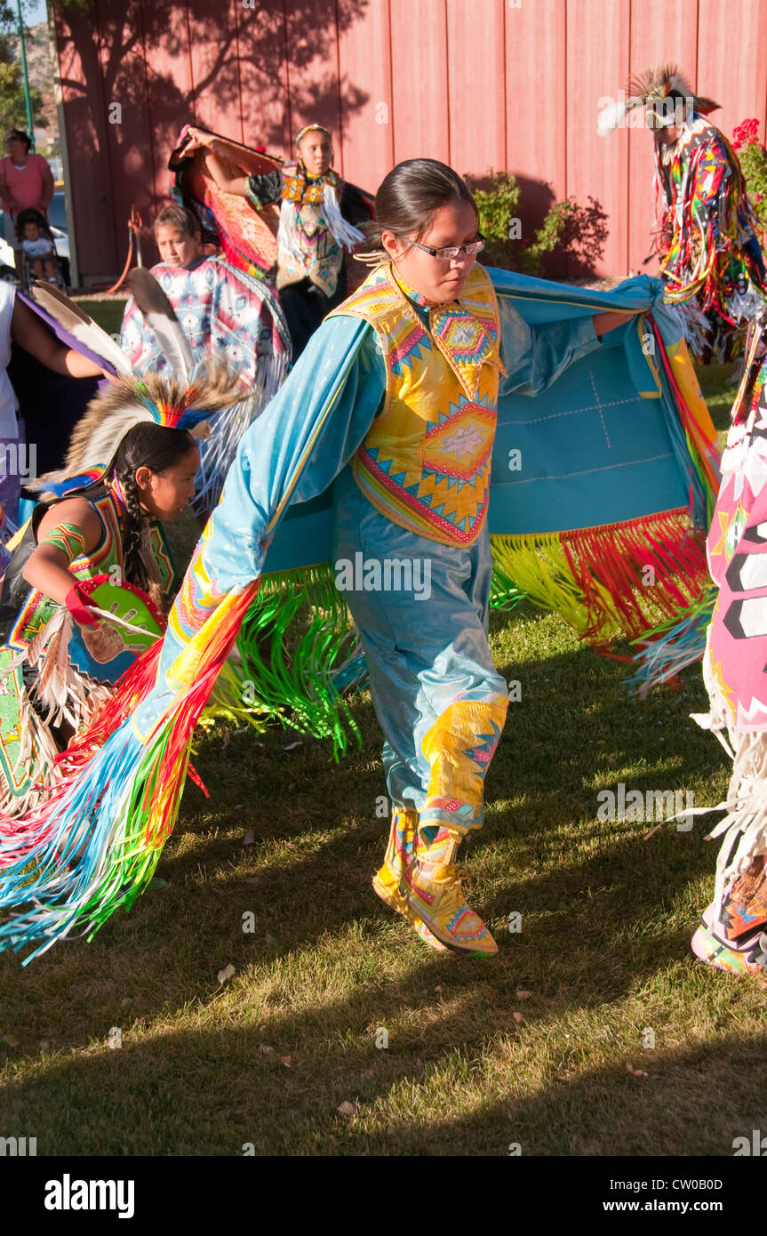 Estados Unidos Utah, americanos nativos indios Paiute niños bailan en frontera Homestead Park en Cedar City. Foto de stock