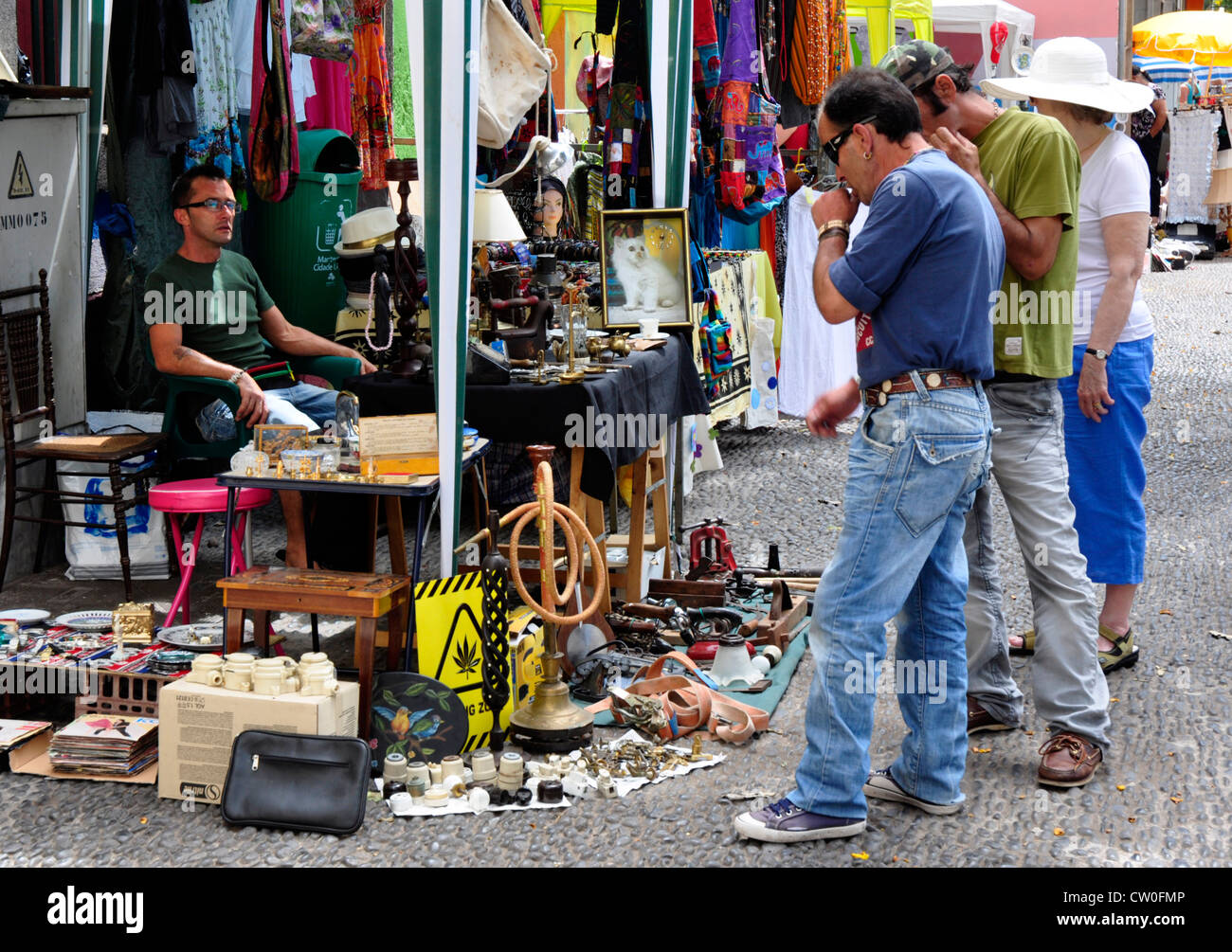 Portugal - Madeira - Funchal zona velha - calar en la calle del mercado - compradores contemplando una posible compra Foto de stock