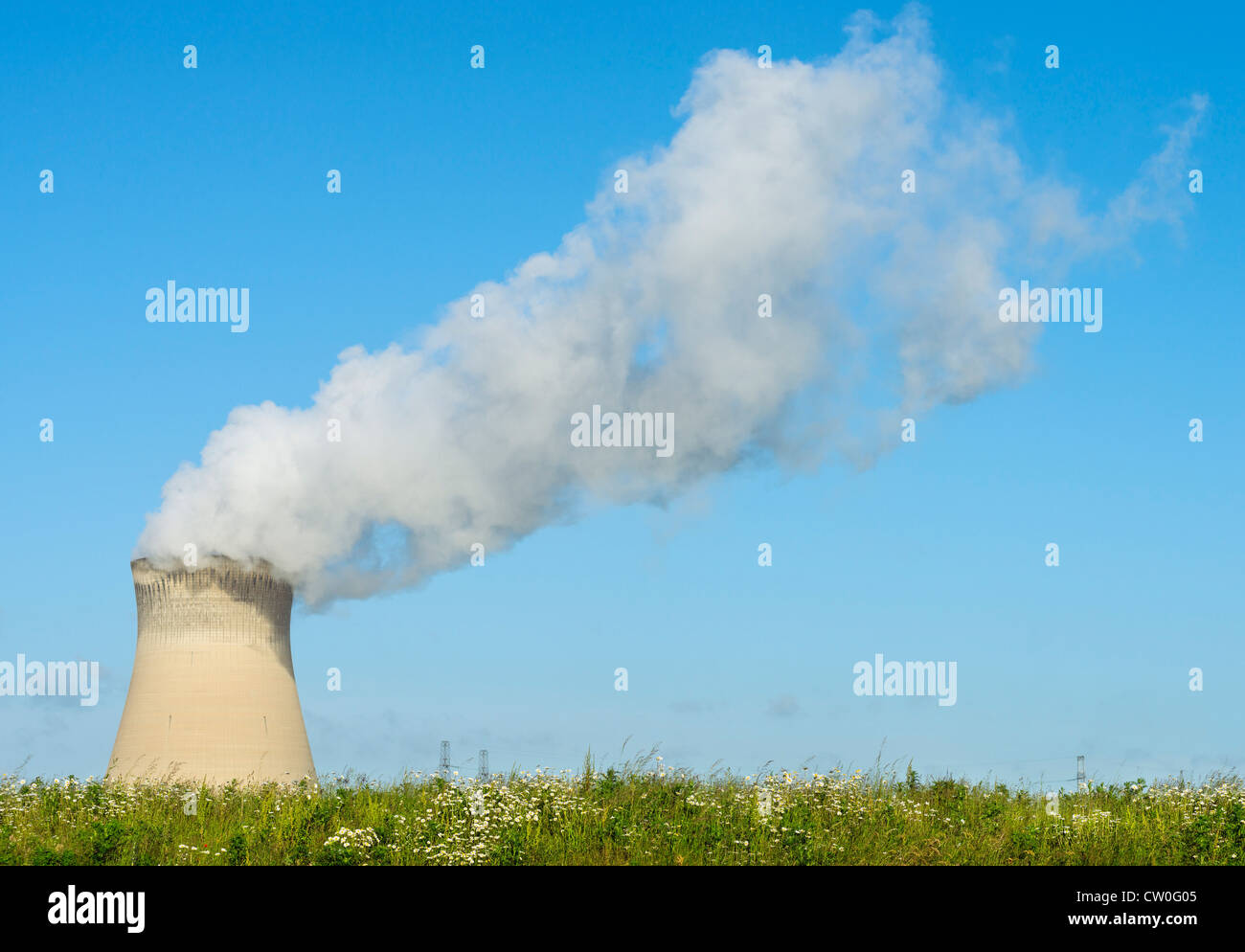 La chimenea de la planta de energía nuclear Foto de stock