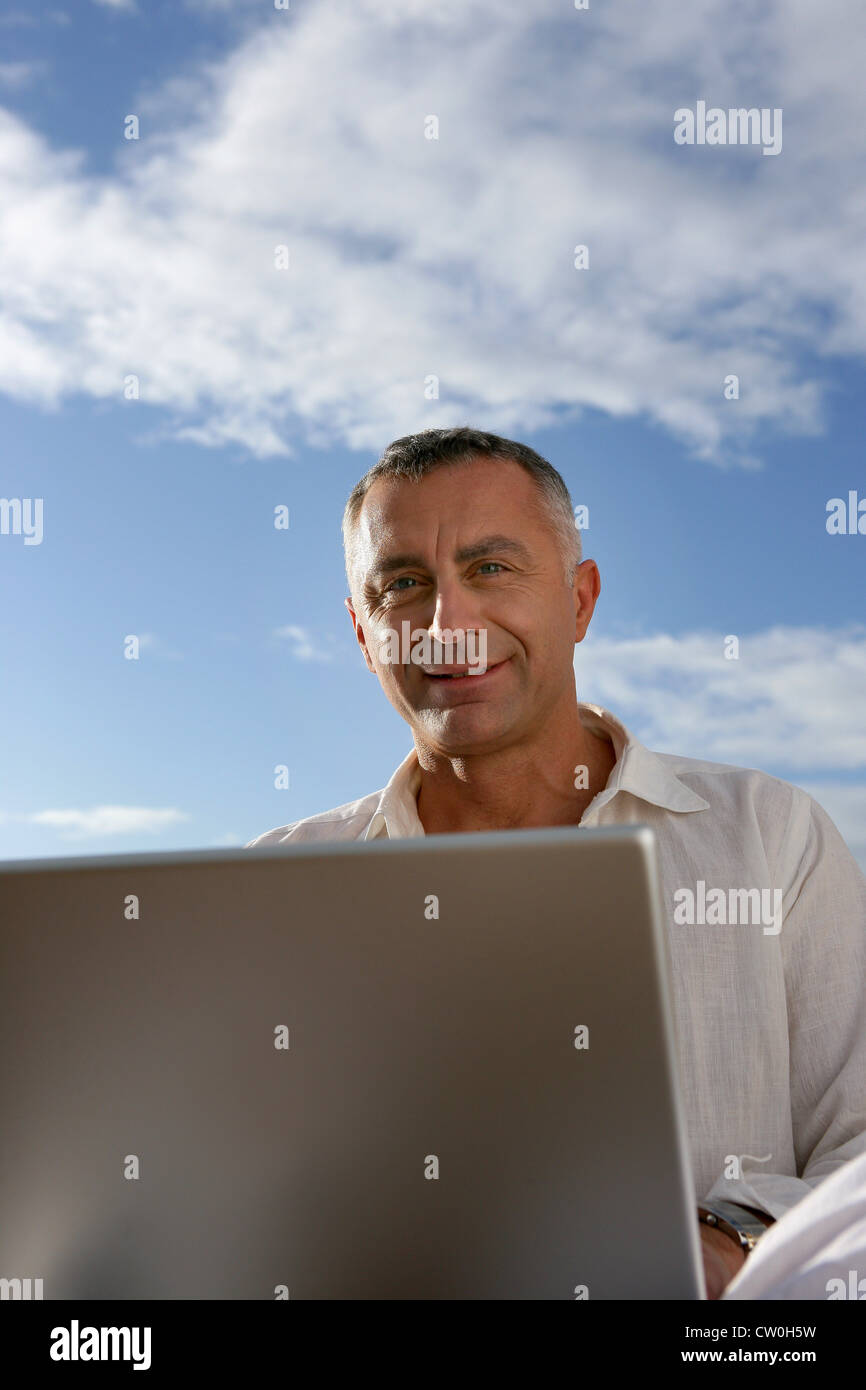 Hombre maduro trabajar al aire libre con portátil Foto de stock