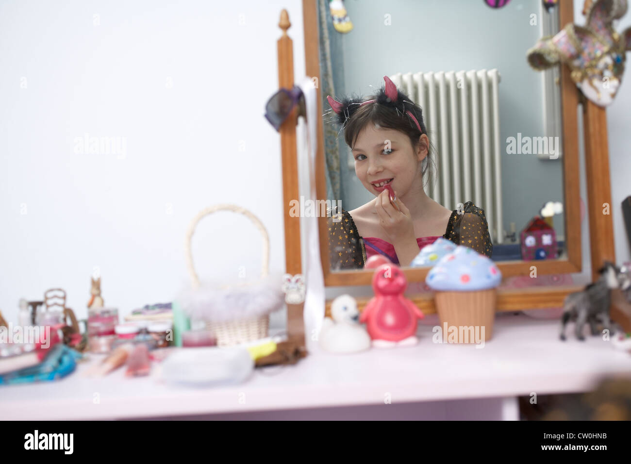 Chica colocando en Halloween Costume Foto de stock