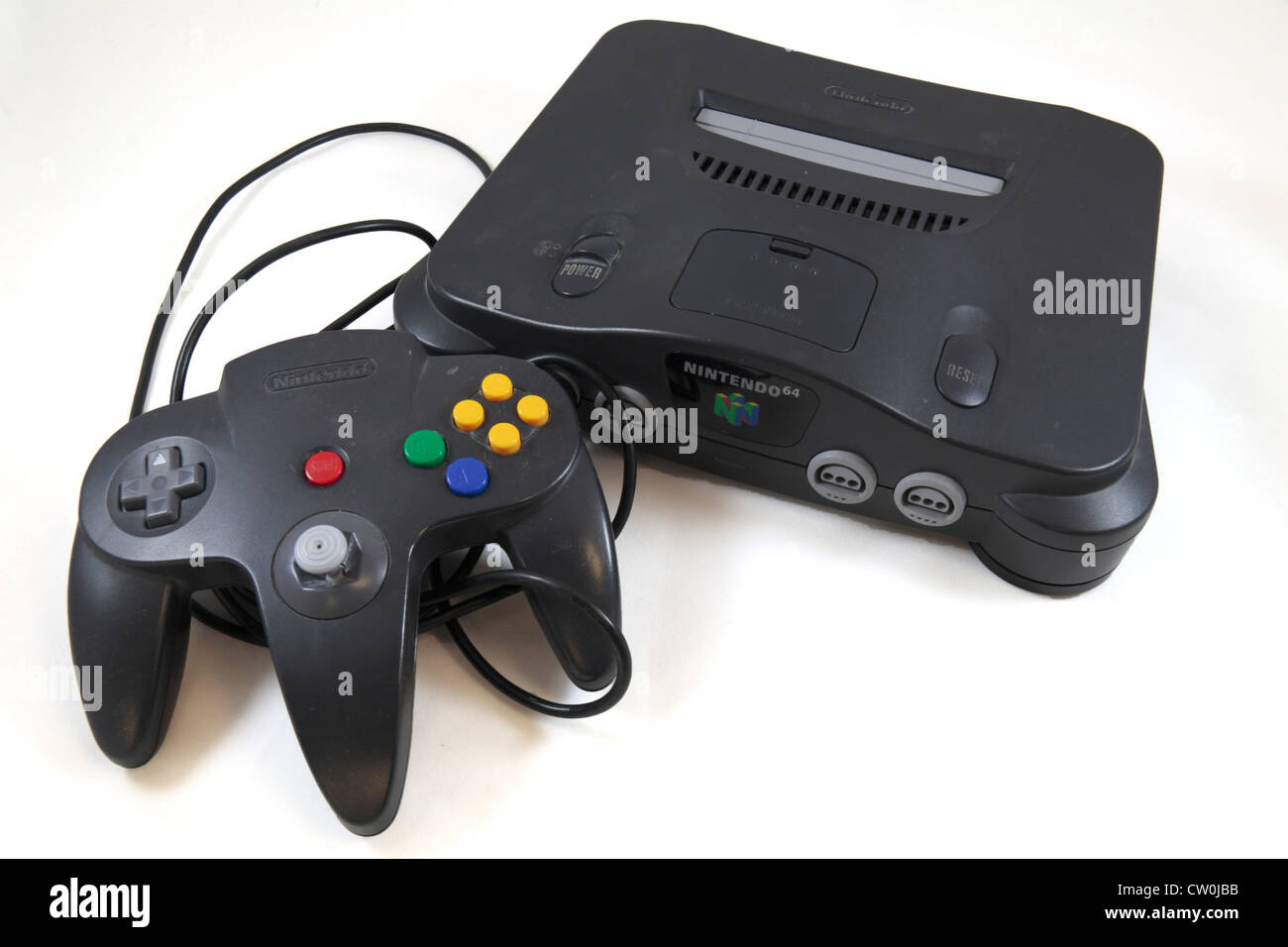 La Nintendo 64 o N64 y el controlador de la consola de video juegos, una quinta generación de