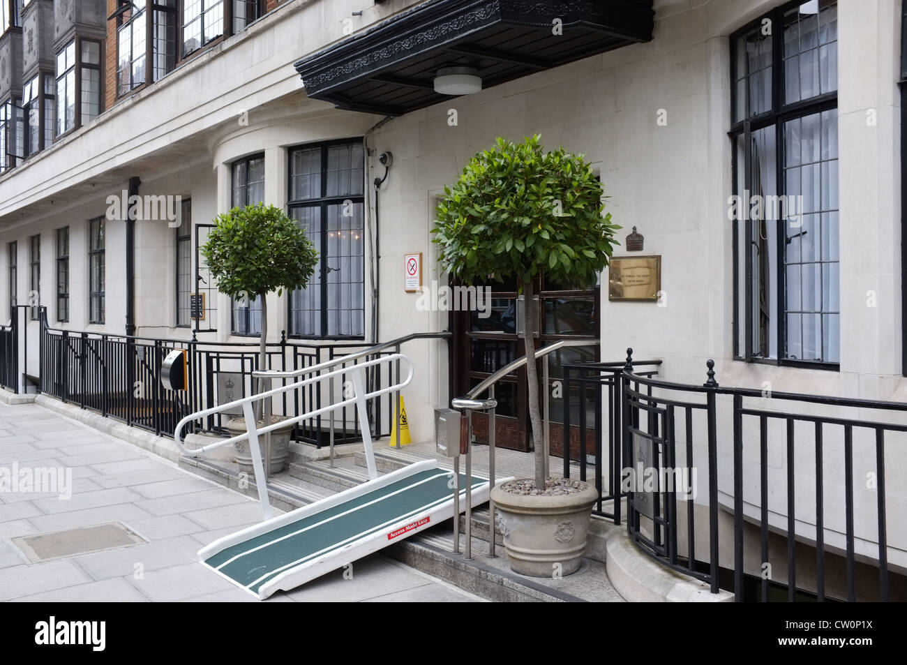 Entrada a la King Edward VII's Hospital Sister Agnes Beaumont Street, Londres, Inglaterra, W1G Entrada a la King Edward VII's Hospital Sister Agnes Beaumont Street, Londres, Inglaterra, W1G