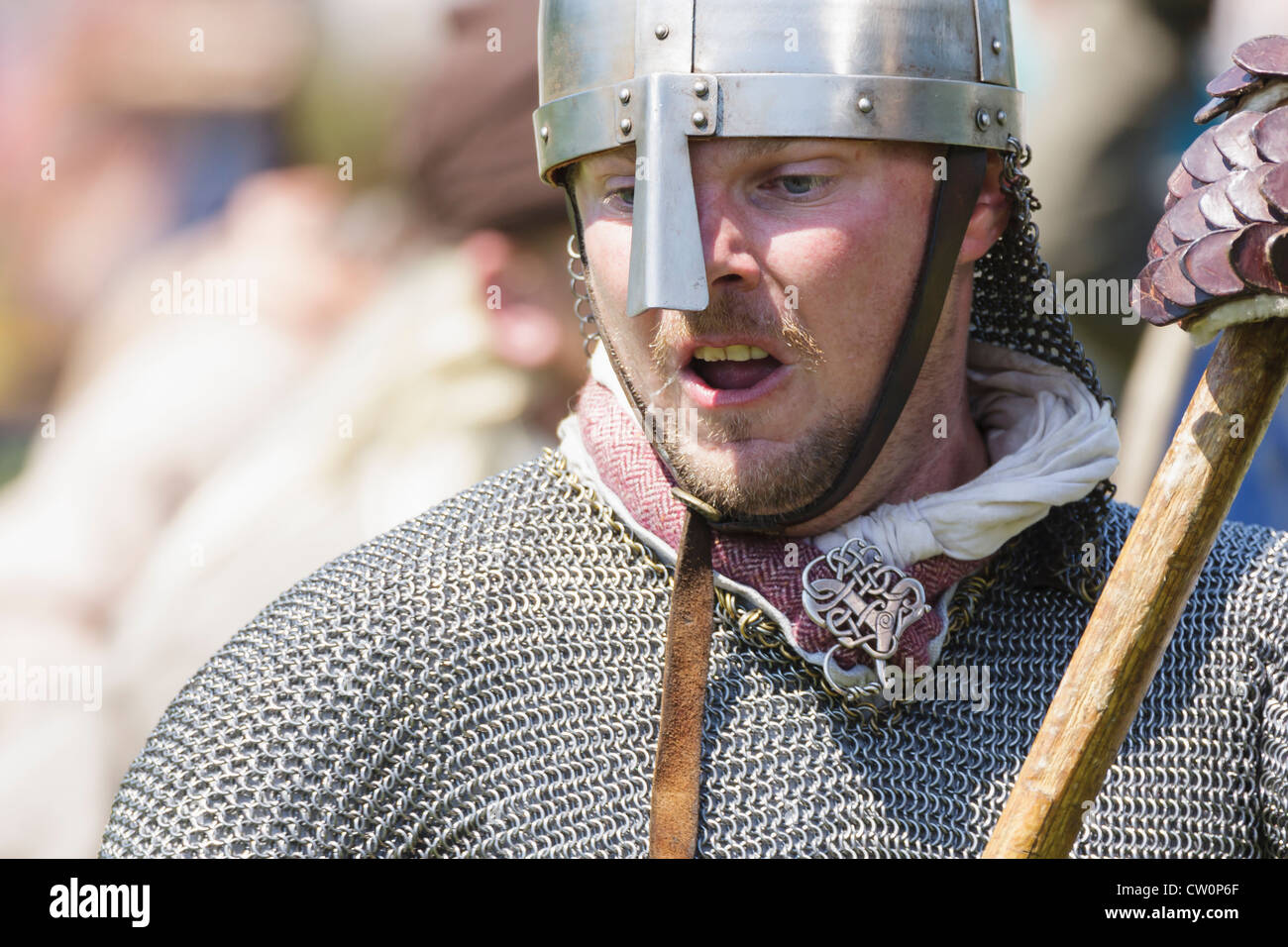 El hombre en la réplica de traje medieval durante el Viking / Recreación anglosajona. St Albans, Reino Unido. Mayo de 2012 Foto de stock