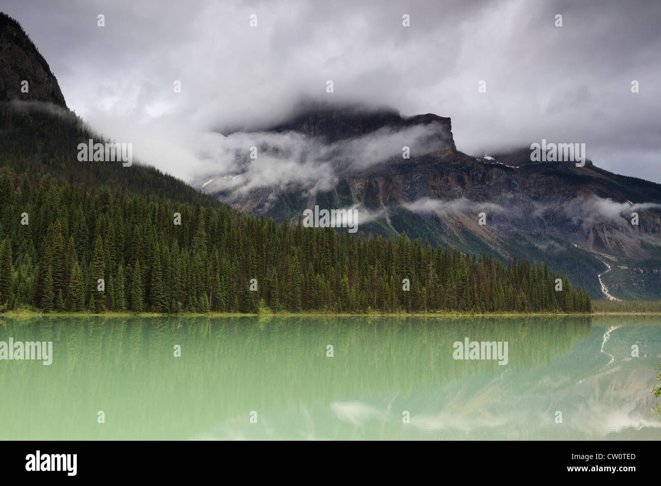 Esmeralda Lago Niebla En El Parque Nacional Yoho Fotografías E Imágenes De Alta Resolución Alamy 2936