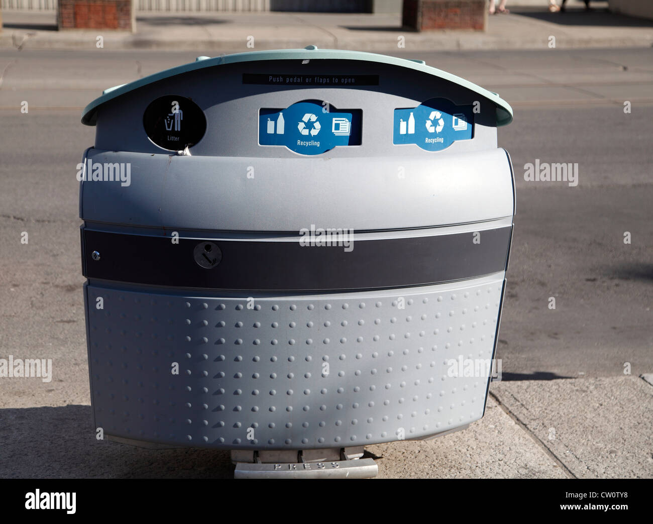 Los nuevos contenedores de reciclaje de la basura municipal de Toronto  suministrado por Astral Media Piscina En las calles de Toronto Fotografía  de stock - Alamy