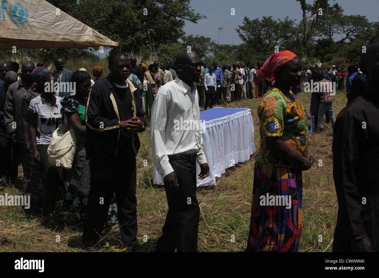 Los dolientes línea hasta pagar respecto a la disputa por la tierra en el distrito de Otuke víctima de Uganda Foto de stock