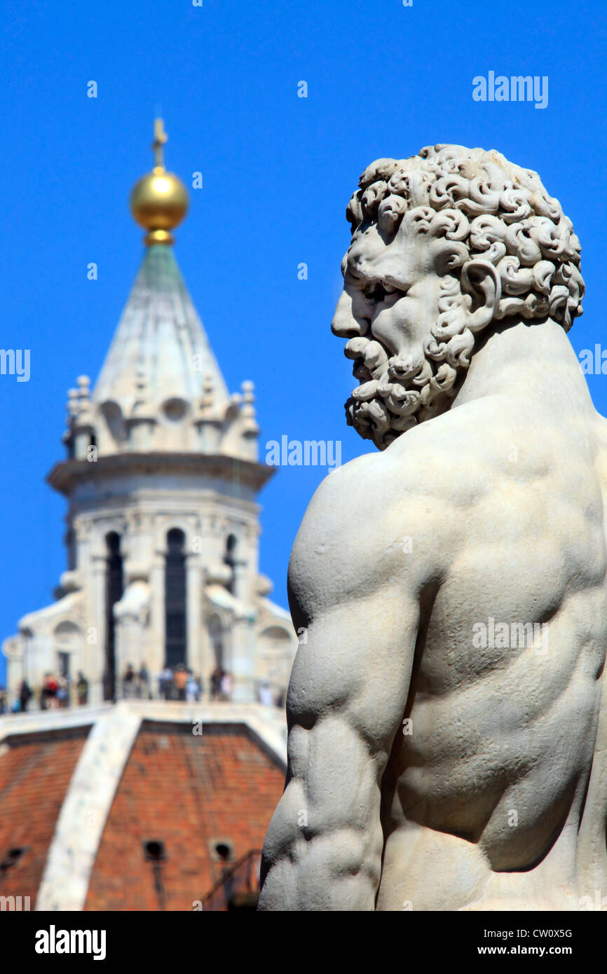 Italia, Florencia, Ercules estatua y la catedral en segundo plano. Foto de stock
