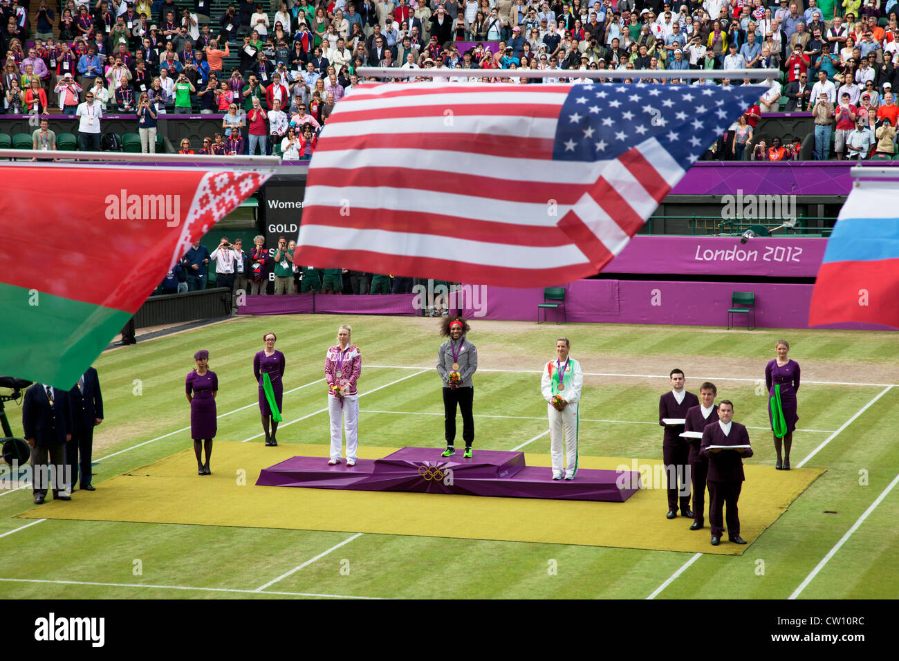 Ver las multitudes en el centro de la Cancha de tenis como los eventos en los Juegos Olímpicos de Londres 2012 tendrá lugar en Wimbledon. Womens final de medallas. Foto de stock