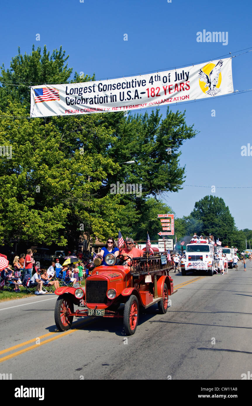 Camión de bomberos antiguos circulando en los Estados Unidos continua más antigua del desfile del Día de la independencia en Nueva Pekin, Indiana Foto de stock