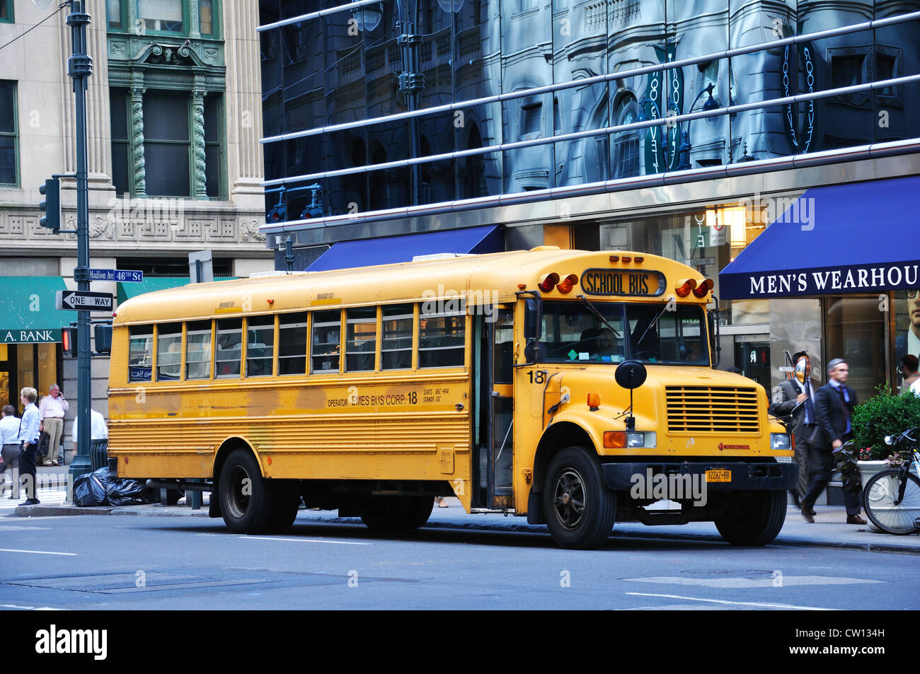 Transporte Educacional Das Crianças Do ônibus Escolar Que Senta-se No  Estacionamento Na Noite Na Rua De New York City Imagem de Stock - Imagem de  sinal, ninguém: 71387835