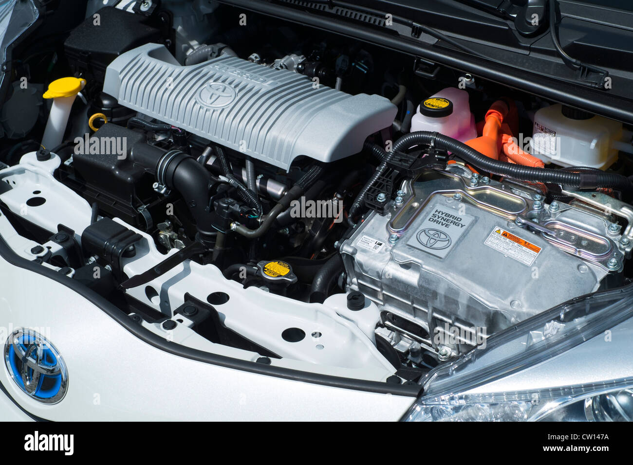 Detalle de motor híbrido eléctrico y de gasolina en nuevo Toyota Yaris coche Foto de stock