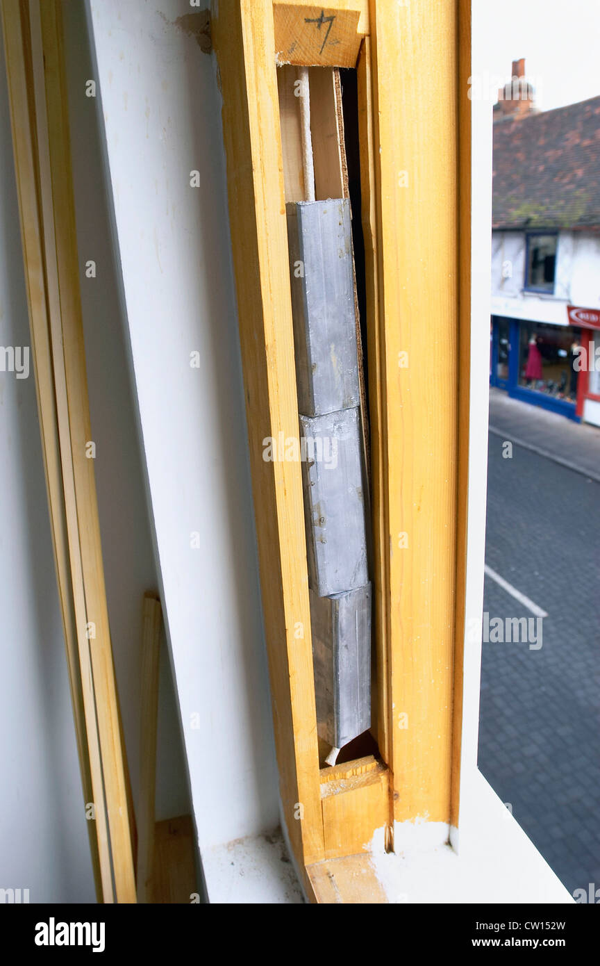 Detalle de la ventana de guillotina de pesas Fotografía de stock - Alamy