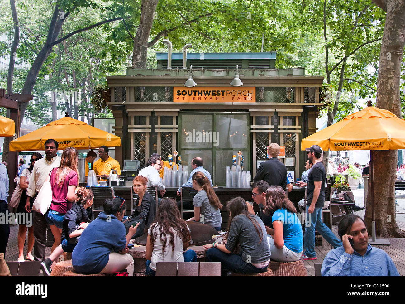 El Bryant Park Southwest Porch Cafe Bar Pub calle Acera de Manhattan, Nueva York, Estados Unidos de América Foto de stock