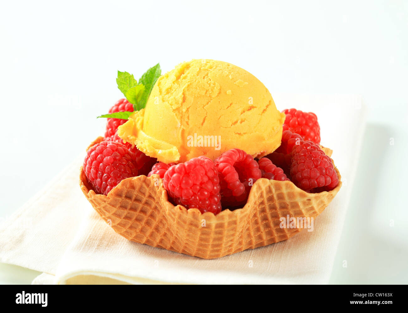 Boca de fruta helado con frambuesas frescas en una oblea bowl Foto de stock
