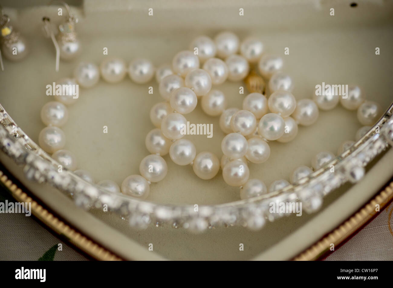 Collar de perlas en el joyero Foto de stock