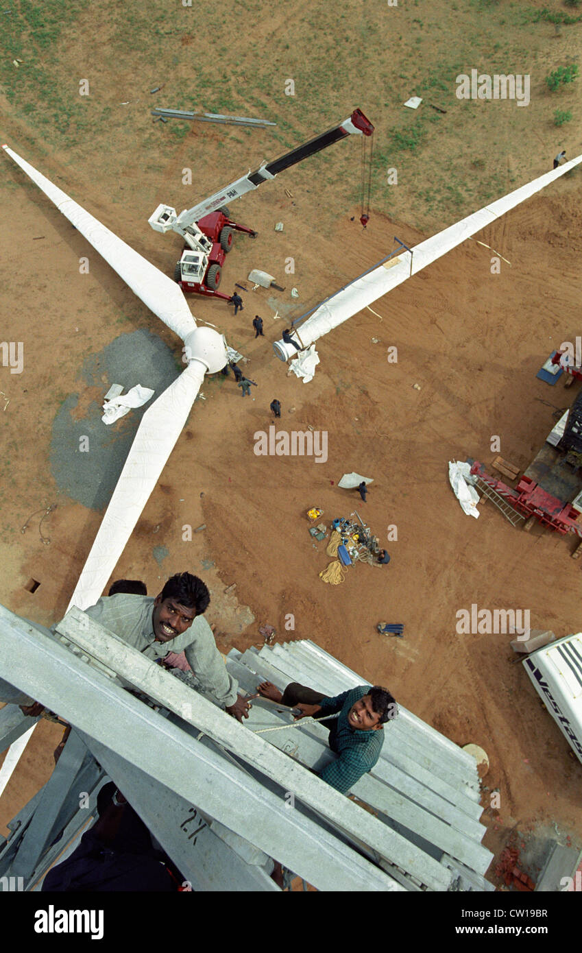 La India Tamil Nadu Kannyakumari Cape Comorin , obra de Vestas RBB turbinas eólicas para la generación de energía Foto de stock