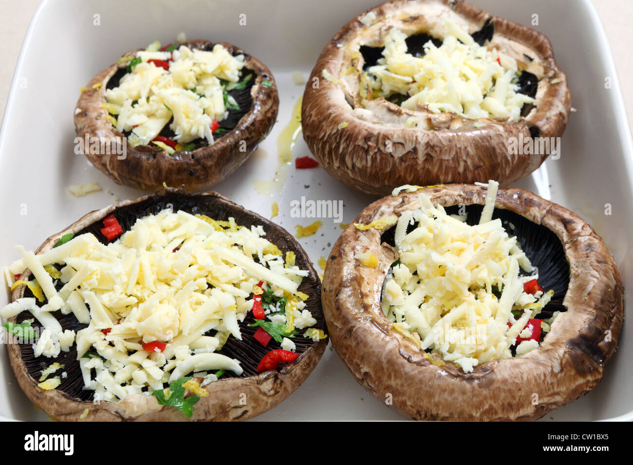 Hongos Portobello rellenos con perejil, ají molido,la cáscara de limón y queso rallado, listo