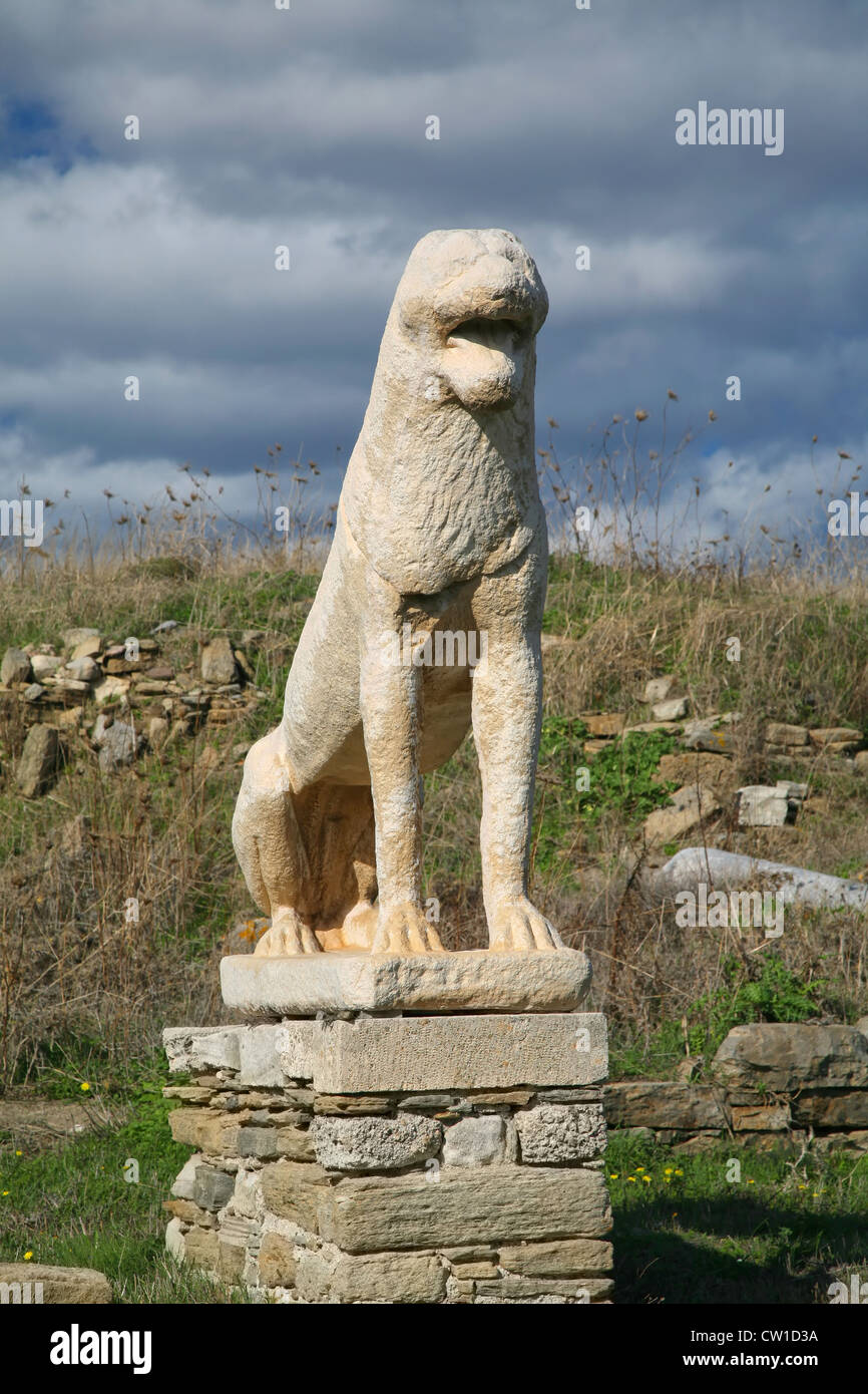 Una antigua estatua de un león en la terraza de los Leones, isla de Delos,  Grecia Fotografía de stock - Alamy