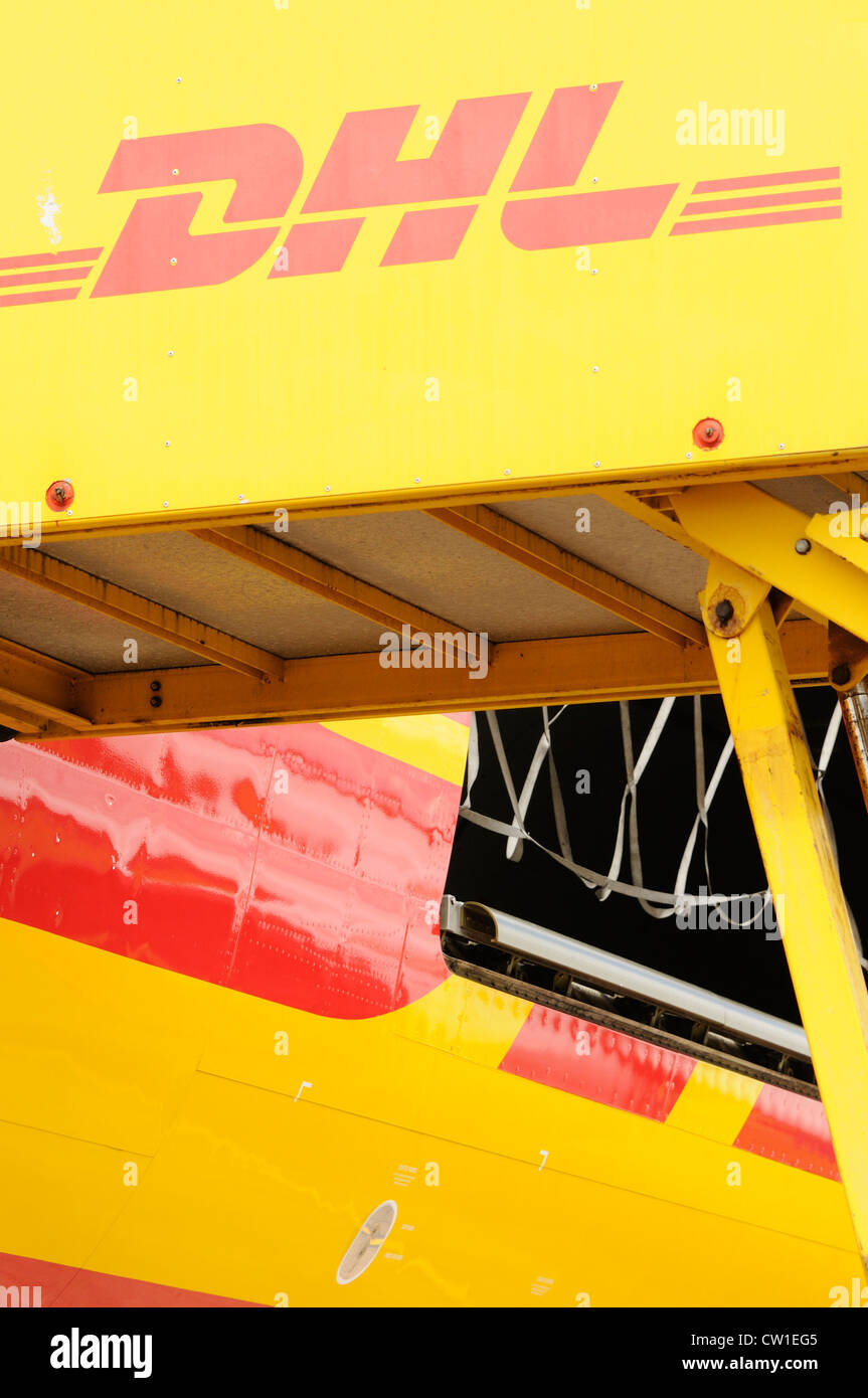 Avión de carga de DHL con puerta abierta Fotografía de stock - Alamy