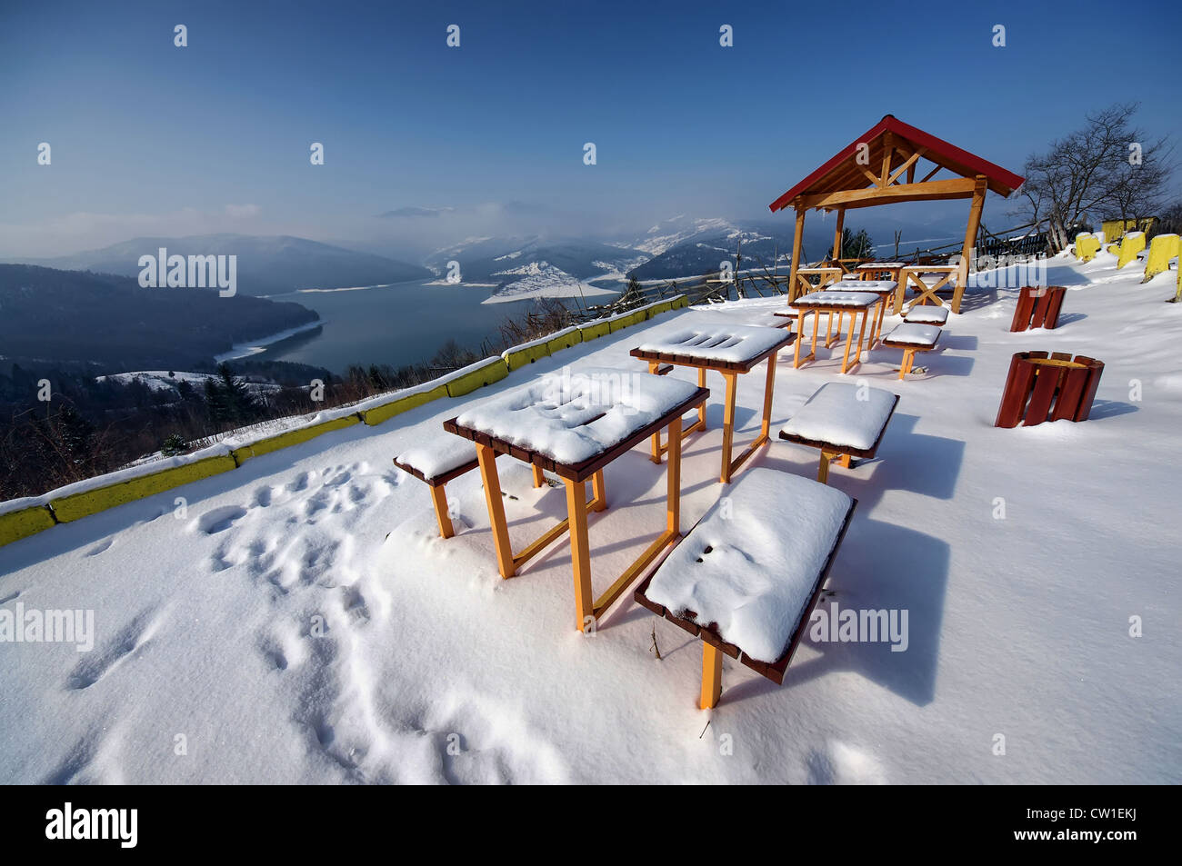Lugar de descanso turístico cubiertos de nieve, Rumania Foto de stock
