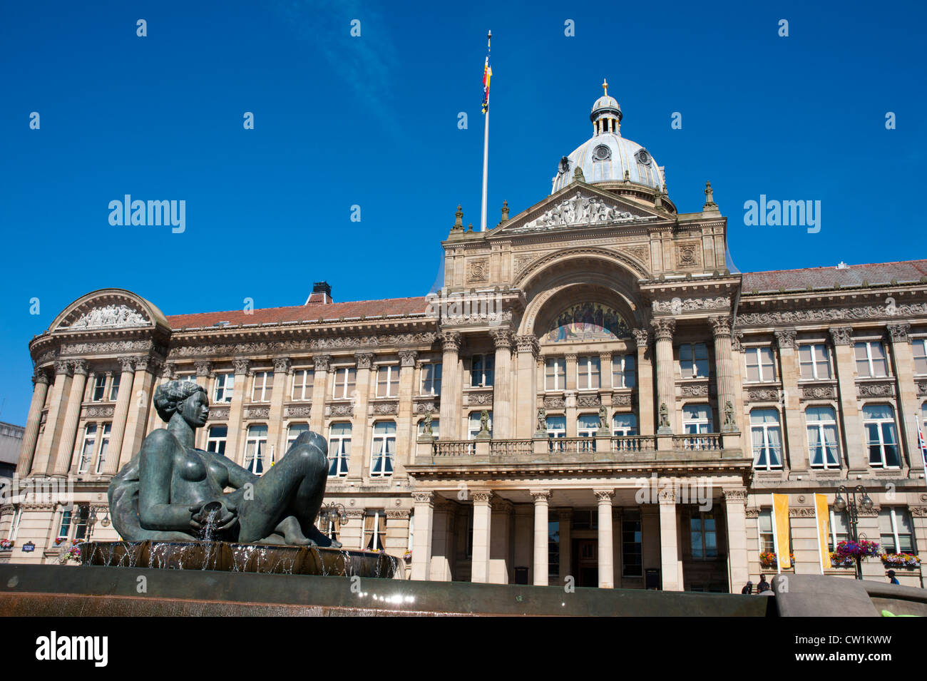 El Ayuntamiento y el Río Escultura, Victoria Square, el centro de la ciudad de Birmingham. Foto de stock