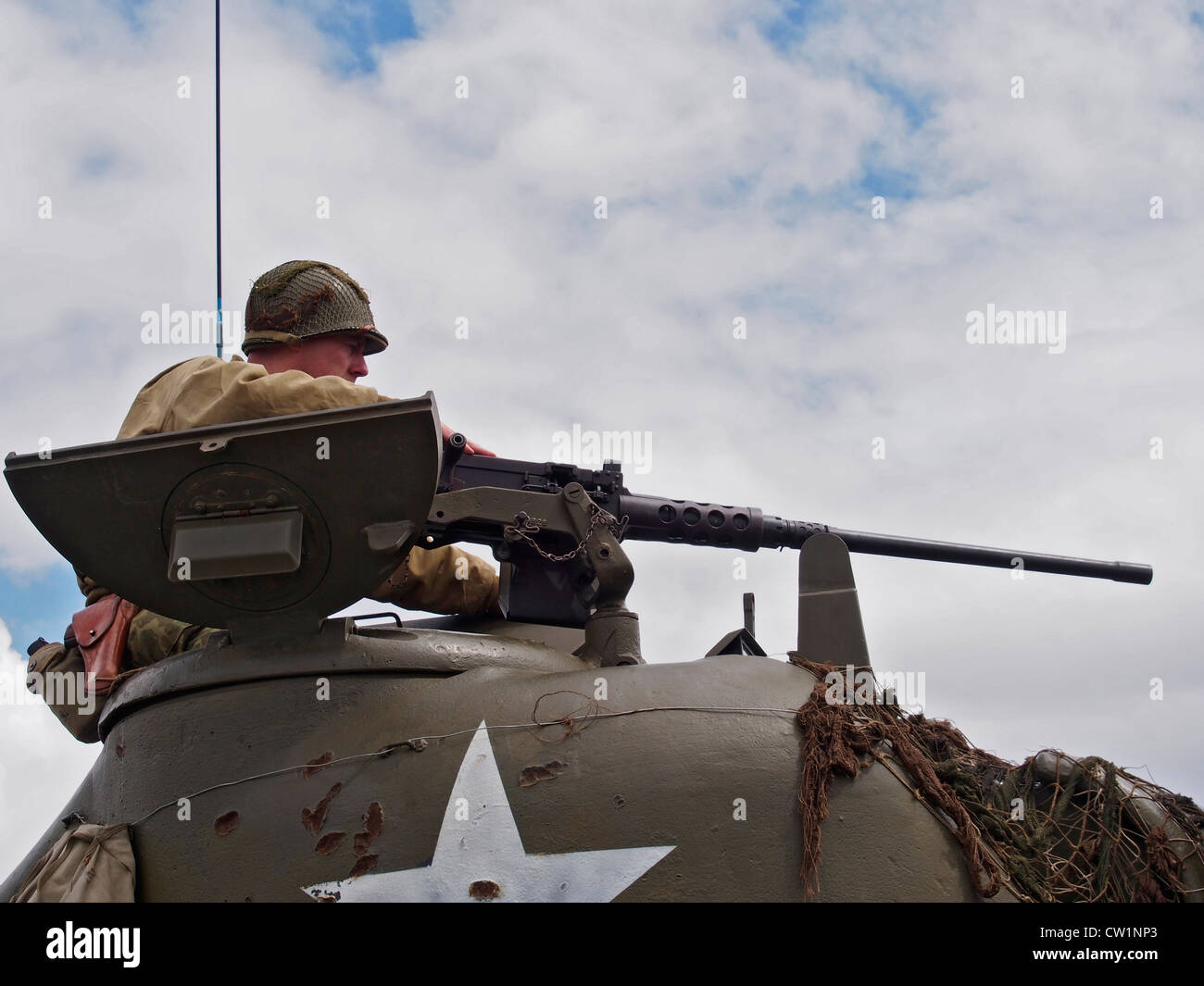Cerca de comandante de tanque apuntando ametralladora en tanque Sherman americano en vehículo militar muestran en Essex 2012. Foto de stock