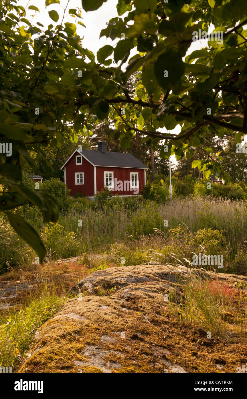 Preciosa casa en rojo i Saxarfjärden Fåglarö, Suecia Foto de stock