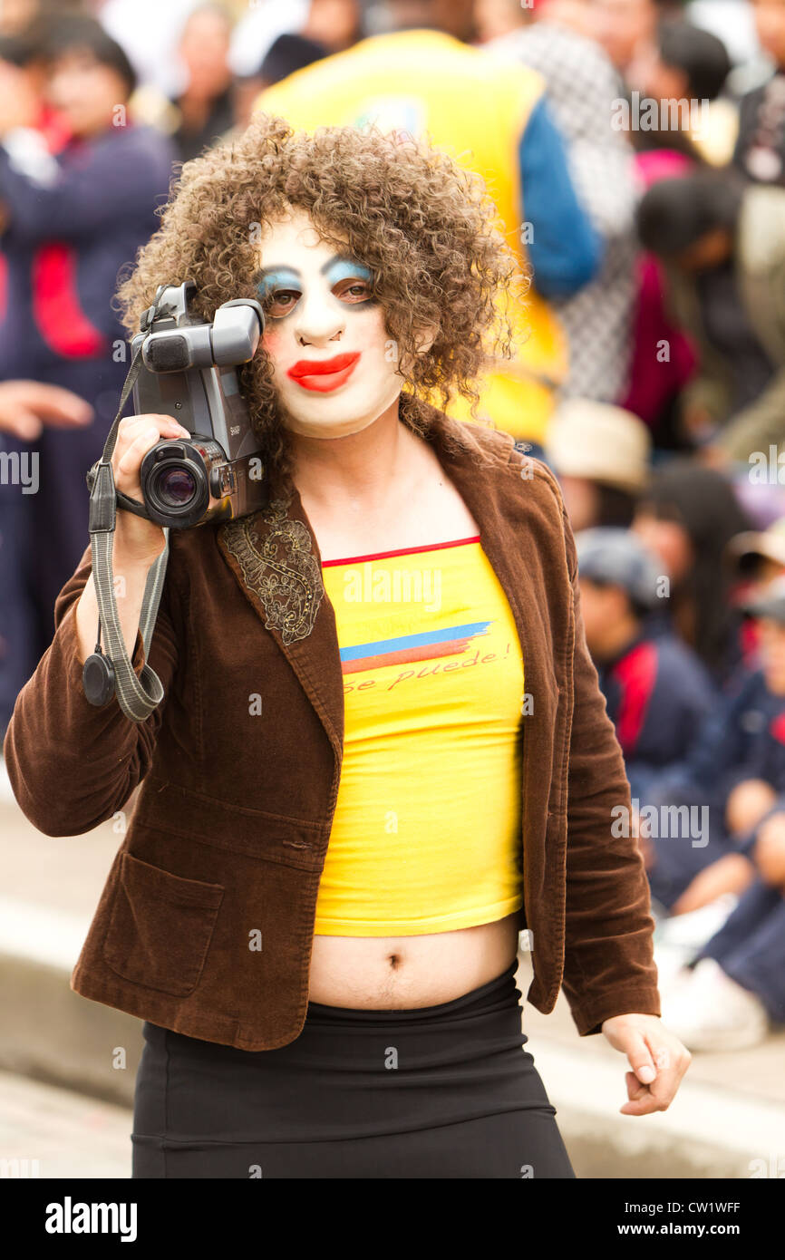 El hombre disfrazado de mujer turista Gringo con una cámara durante la  Diablada de Pillaro celebración Fotografía de stock - Alamy