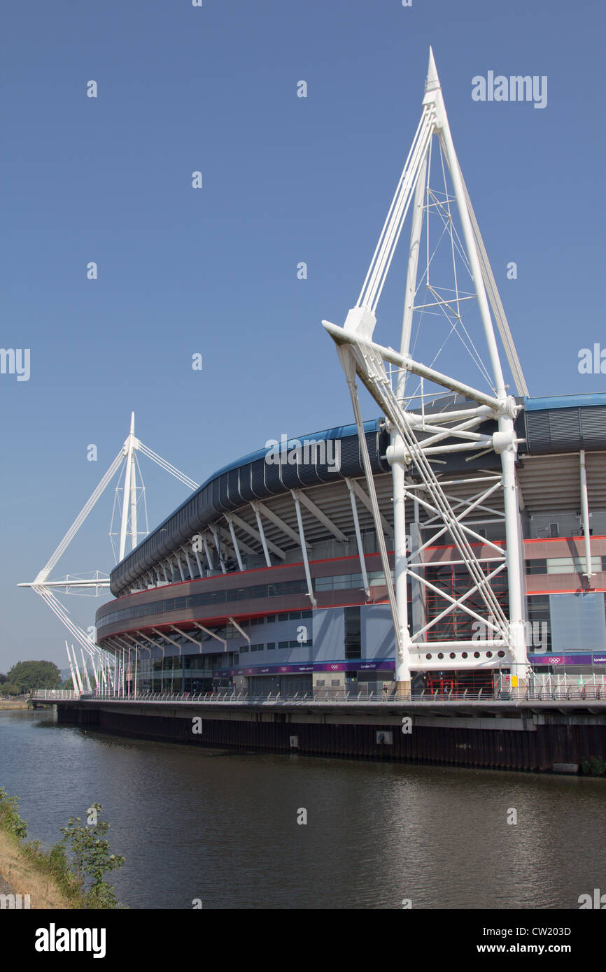 El Millennium Stadium de Cardiff visto desde las orillas del río Taff Foto de stock