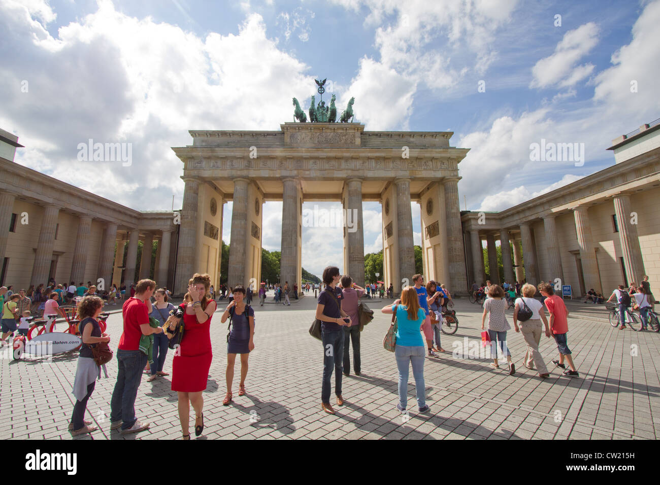 Berlín, Alemania, de agosto de 2012 - Los turistas delante de la Puerta de Brandemburgo, en Berlín. Este es uno de los monumentos más famosos de Belin. Foto de stock