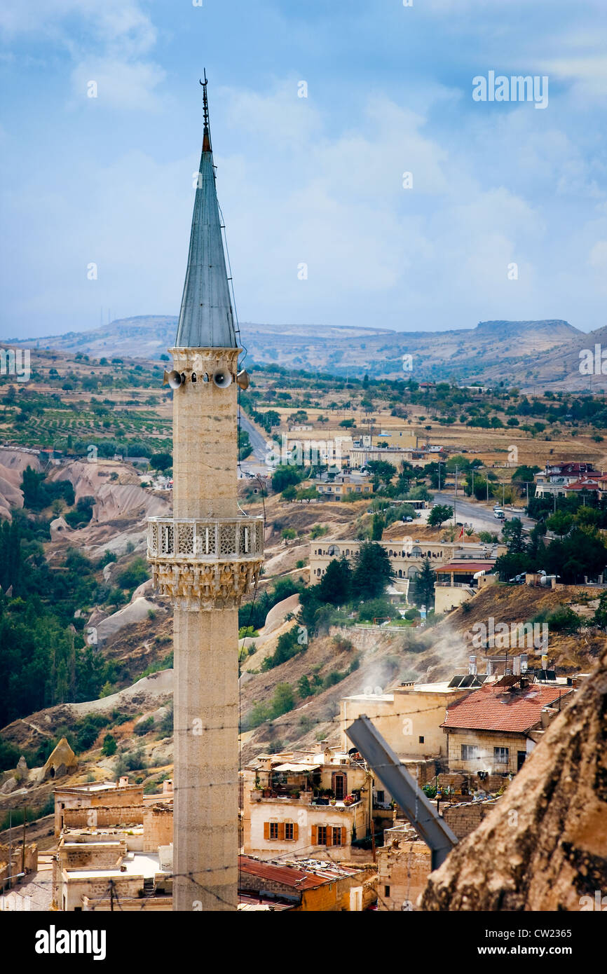 Minarete torres de un antiguo pueblo montañoso de Uchisar, detrás del alambre de púa. Goreme región / Turquía Foto de stock