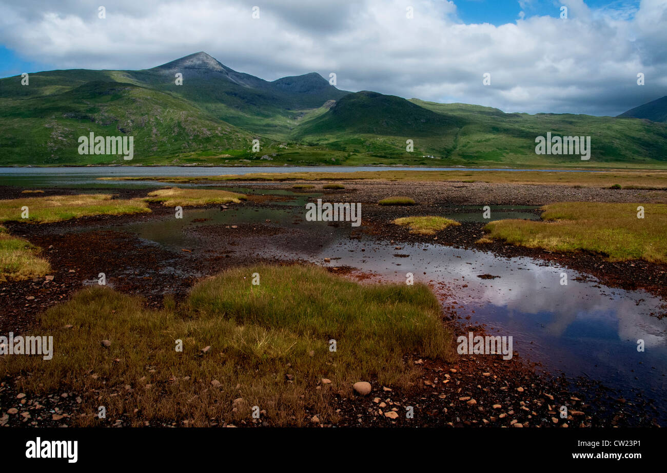 Un paisaje de loch scridain Isle Of Mull con ben más en segundo plano Foto de stock
