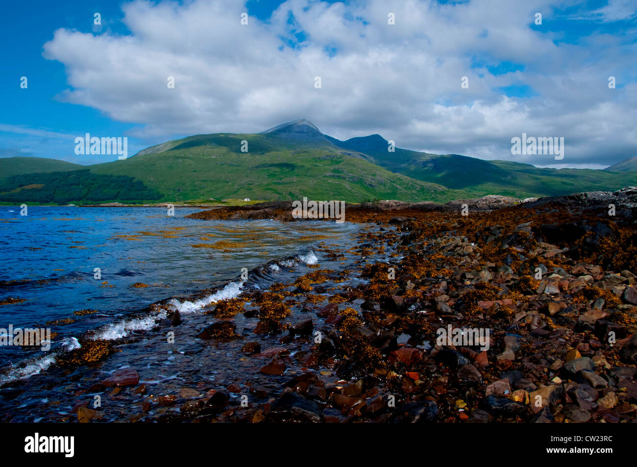 Un paisaje de loch scridain Isle Of Mull con ben más en segundo plano Foto de stock