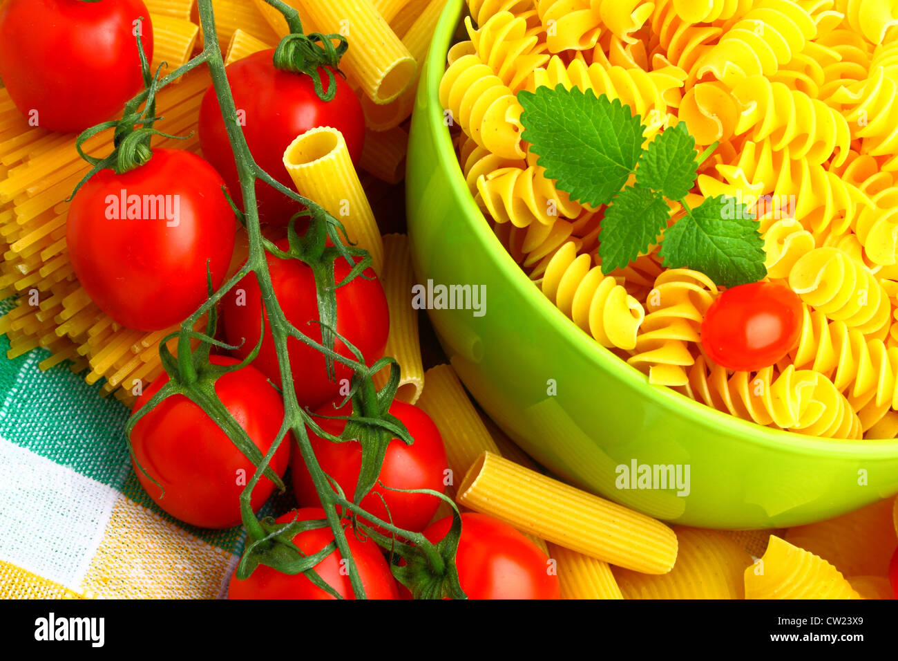 Ramita de deliciosos tomates con varios tipos de pasta Foto de stock
